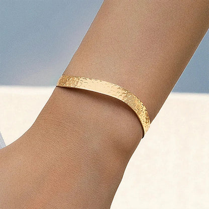 Femei Brățară cuff reglabilă cu benzi metalice încrucișate – Design minimalist, deschis, pentru purtare zilnică, combinații de bijuterii în straturi și ocazii speciale