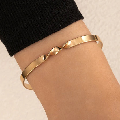 Femei Brățară cuff reglabilă cu benzi metalice încrucișate – Design minimalist, deschis, pentru purtare zilnică, combinații de bijuterii în straturi și ocazii speciale