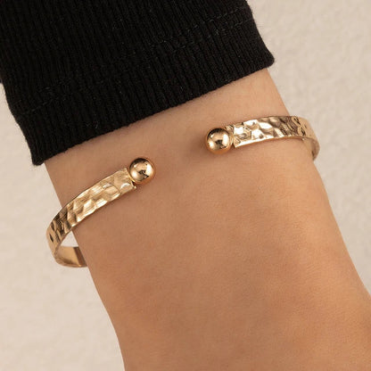 Femei Brățară cuff reglabilă cu benzi metalice încrucișate – Design minimalist, deschis, pentru purtare zilnică, combinații de bijuterii în straturi și ocazii speciale