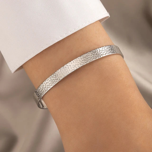 Femei Brățară cuff reglabilă cu benzi metalice încrucișate – Design minimalist, deschis, pentru purtare zilnică, combinații de bijuterii în straturi și ocazii speciale
