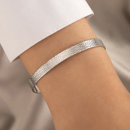 Femei Brățară cuff reglabilă cu benzi metalice încrucișate – Design minimalist, deschis, pentru purtare zilnică, combinații de bijuterii în straturi și ocazii speciale