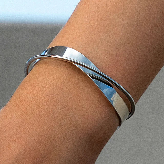 Femei Brățară cuff reglabilă cu benzi metalice încrucișate – Design minimalist, deschis, pentru purtare zilnică, combinații de bijuterii în straturi și ocazii speciale