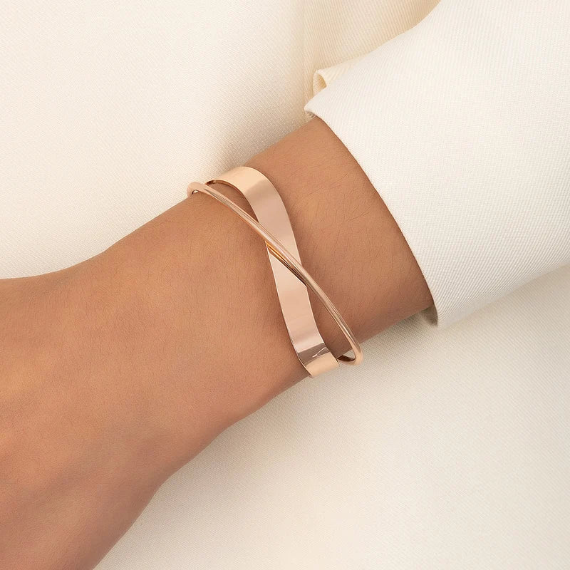 Femei Brățară cuff reglabilă cu benzi metalice încrucișate – Design minimalist, deschis, pentru purtare zilnică, combinații de bijuterii în straturi și ocazii speciale