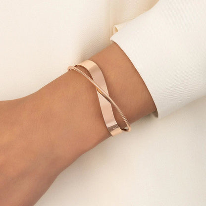 Femei Brățară cuff reglabilă cu benzi metalice încrucișate – Design minimalist, deschis, pentru purtare zilnică, combinații de bijuterii în straturi și ocazii speciale