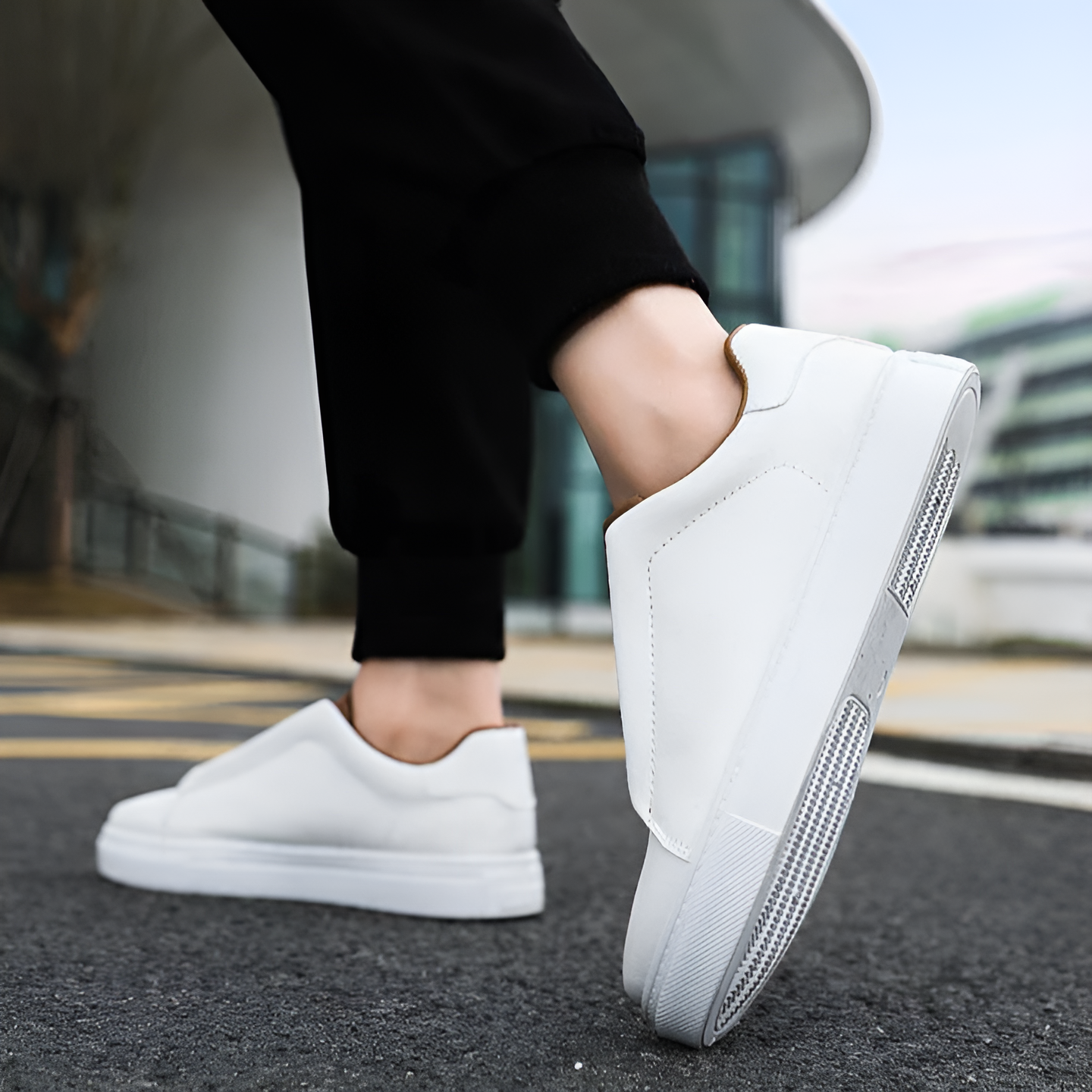 Men’s sneakers in smooth leather with elastic laces – modern sneakers with a sturdy sole for everyday wear, leisure, and casual outfits