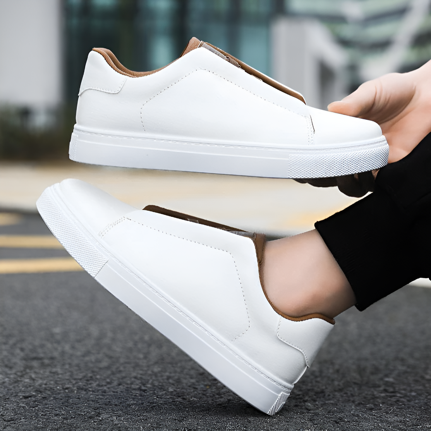 Men’s sneakers in smooth leather with elastic laces – modern sneakers with a sturdy sole for everyday wear, leisure, and casual outfits