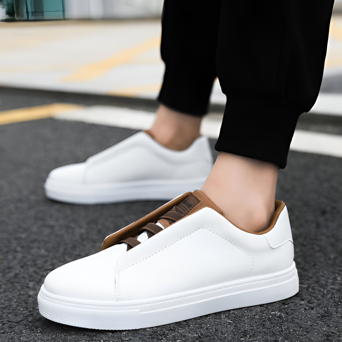Men’s sneakers in smooth leather with elastic laces – modern sneakers with a sturdy sole for everyday wear, leisure, and casual outfits