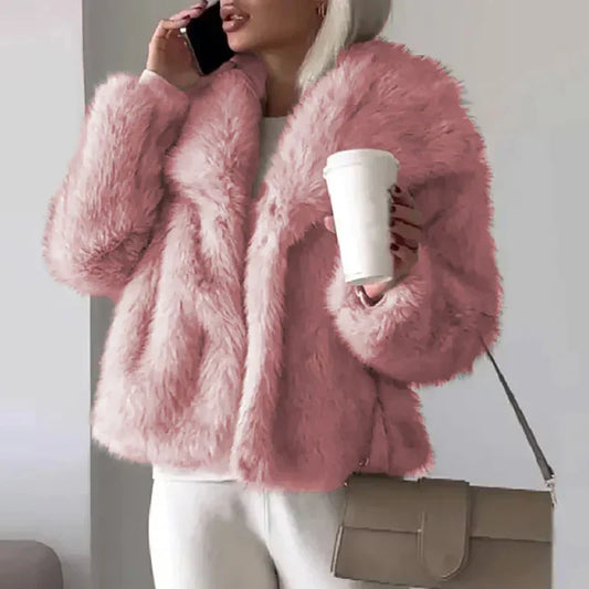 Dámská krátká zimní bunda z měkké umělé kožešiny – nadýchaný a elegantní kabát na pohodové večery a slavnostní zimní příležitosti