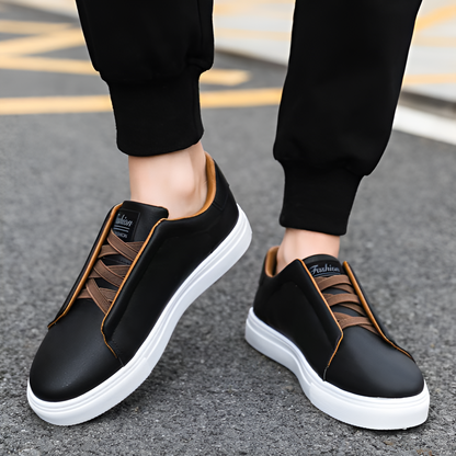 Men’s sneakers in smooth leather with elastic laces – modern sneakers with a sturdy sole for everyday wear, leisure, and casual outfits