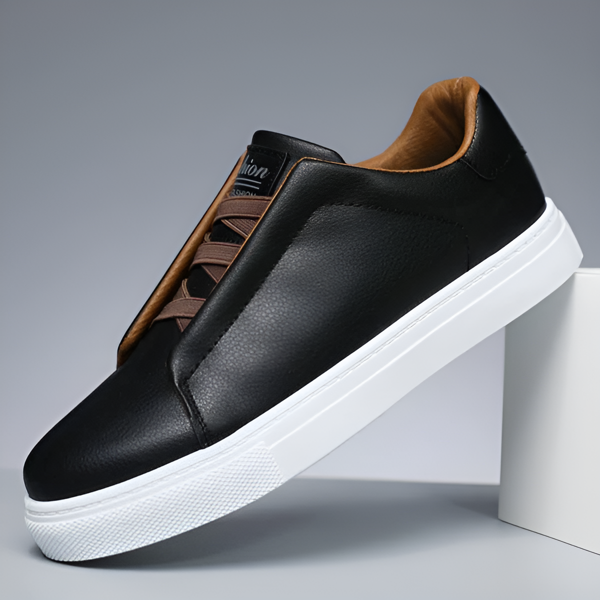 Men’s sneakers in smooth leather with elastic laces – modern sneakers with a sturdy sole for everyday wear, leisure, and casual outfits