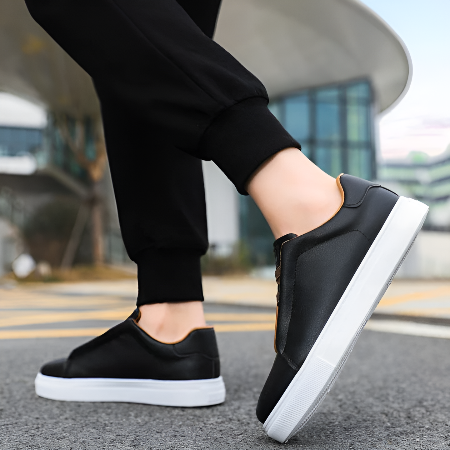 Men’s sneakers in smooth leather with elastic laces – modern sneakers with a sturdy sole for everyday wear, leisure, and casual outfits