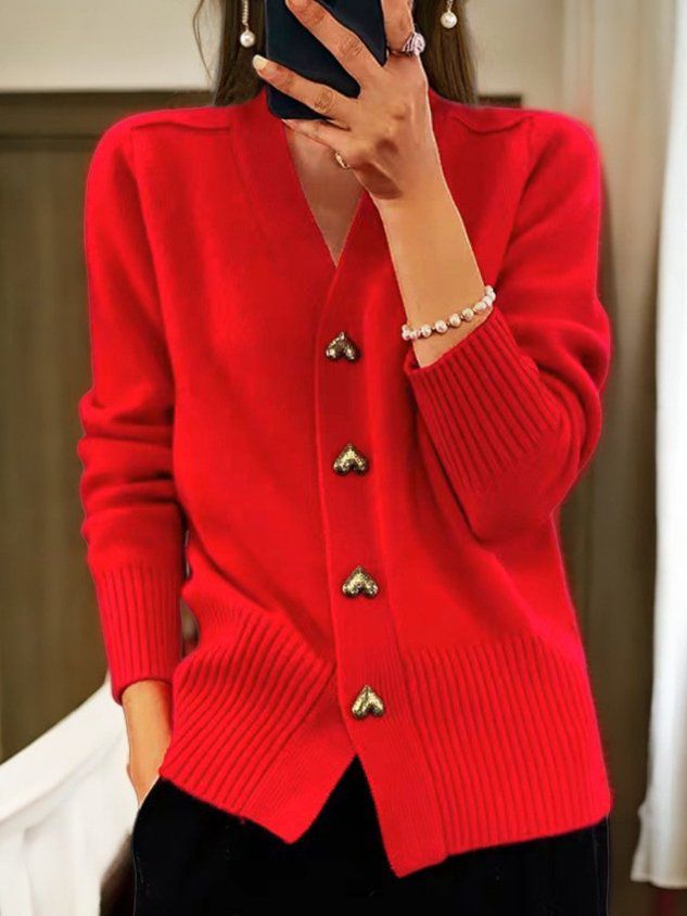 Dame Strikket Cardigan Med Hjerteformede Knapper Og V-hals – Elegant Og Feminin Strik Til Hverdagsbrug Og Lag-på-lag Styling