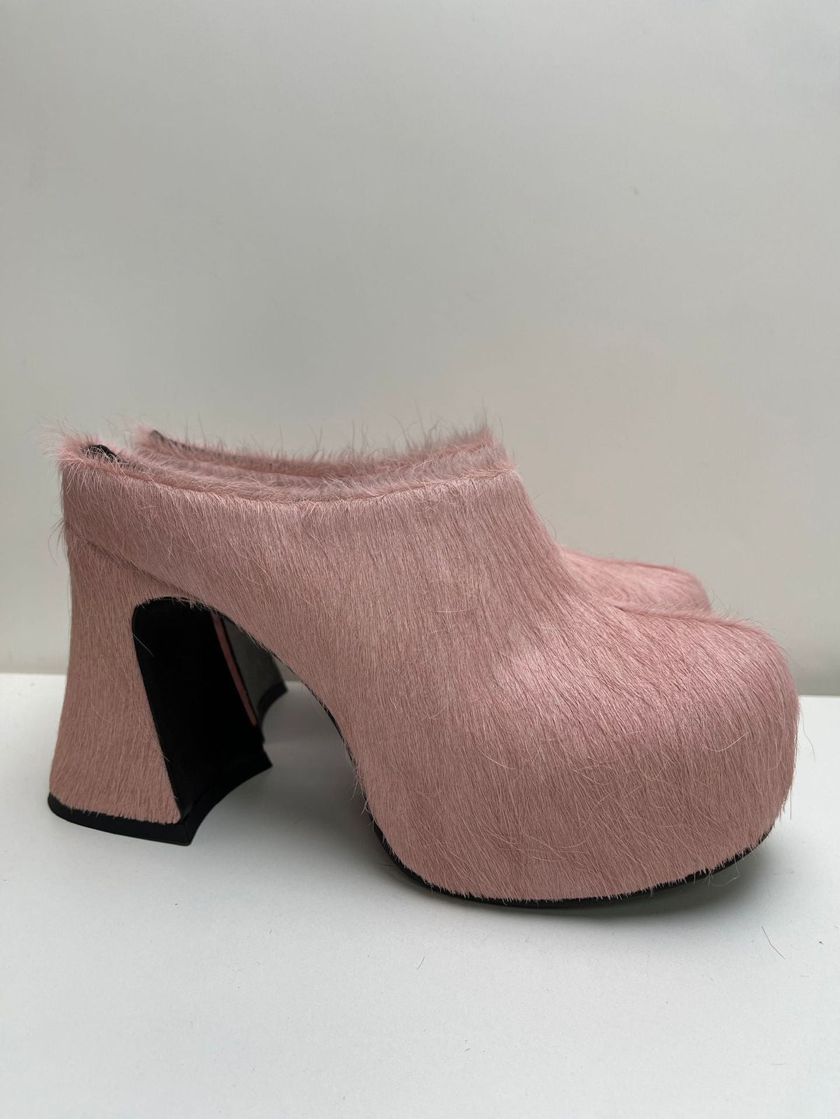 Damskie mule na platformie ze sztucznym futerkiem i zakrytymi palcami – wyraziste wsuwane buty na masywnym obcasie do eleganckich wieczorowych stylizacji i na uroczyste okazje