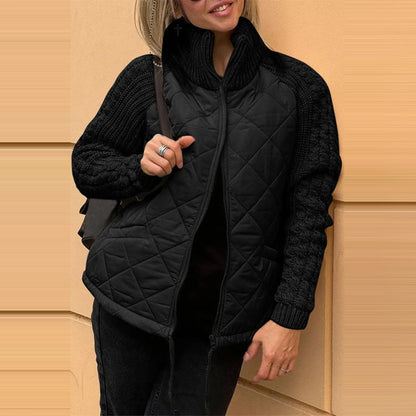Damska krótka kurtka zimowa z pikowanym wzorem, dzianinowymi rękawami i wysokim kołnierzem – ciepła kurtka zapinana na zamek na chłodne dni i na co dzień