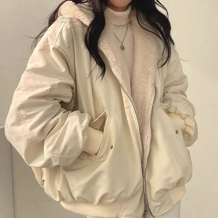Dámská oversized bomber bunda s teddy podšívkou, kapucí a zipem – hřejivá bunda s kapsami na chladné dny