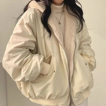 Dámská oversized bomber bunda s teddy podšívkou, kapucí a zipem – hřejivá bunda s kapsami na chladné dny