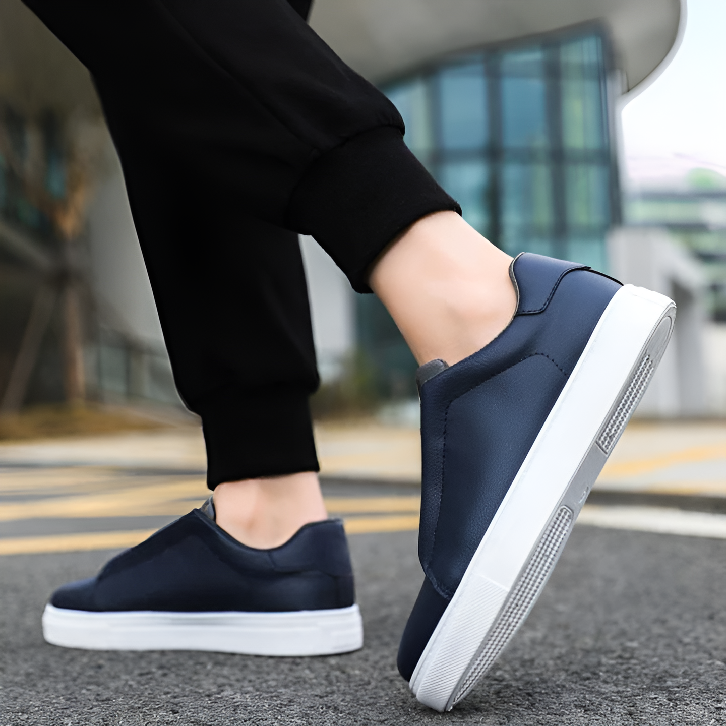 Men’s sneakers in smooth leather with elastic laces – modern sneakers with a sturdy sole for everyday wear, leisure, and casual outfits