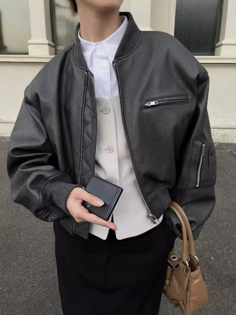Dámská oversized bomber bunda v koženém vzhledu s náplety a praktickými kapsami – ležérní bunda na zip pro smart casual styl a městský život