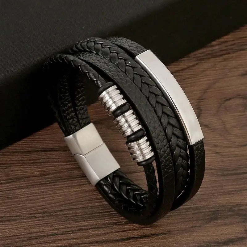 Męska pleciona bransoletka ze skóry z warstwowym metalowym detalem – stylowy dodatek na co dzień, na czas wolny i w stylu smart casual