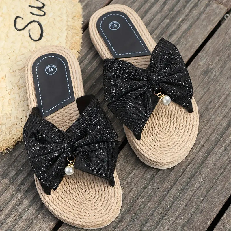Damskie sandały espadryle z kokardą i perłowym detalem – płaskie letnie sandały wsuwane z podeszwą z juty na wakacje, plażę i na co dzień