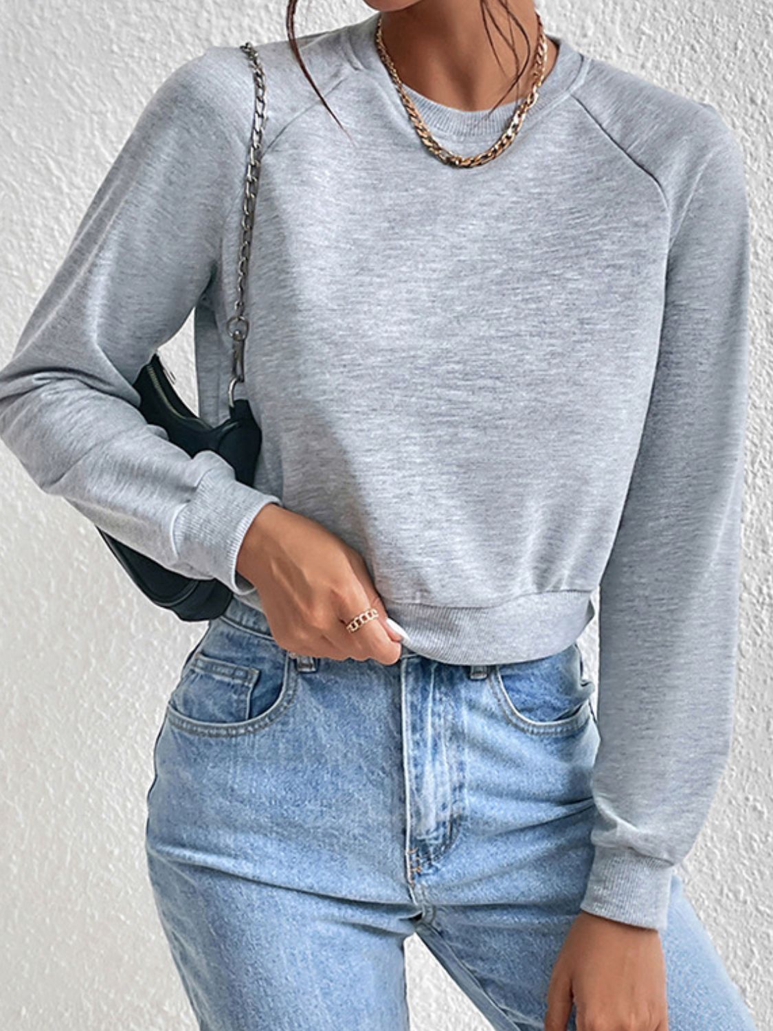 Women's Cropped Raglan Sweatshirt with Crew Neck and Ribbed Edges - Sporty Pullover for Everyday Wear, Leisure and Casual Style