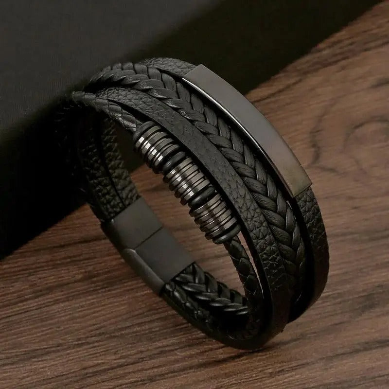 Męska pleciona bransoletka ze skóry z warstwowym metalowym detalem – stylowy dodatek na co dzień, na czas wolny i w stylu smart casual