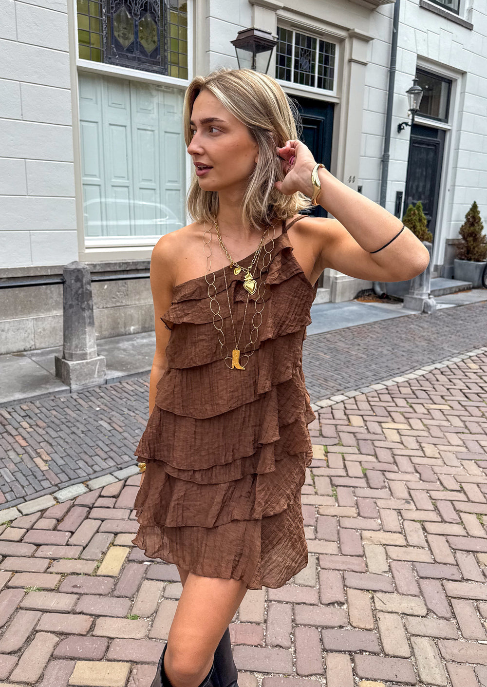 Dame Mini Kjole Med Lagdelte Flæser Og Asymmetrisk Strop