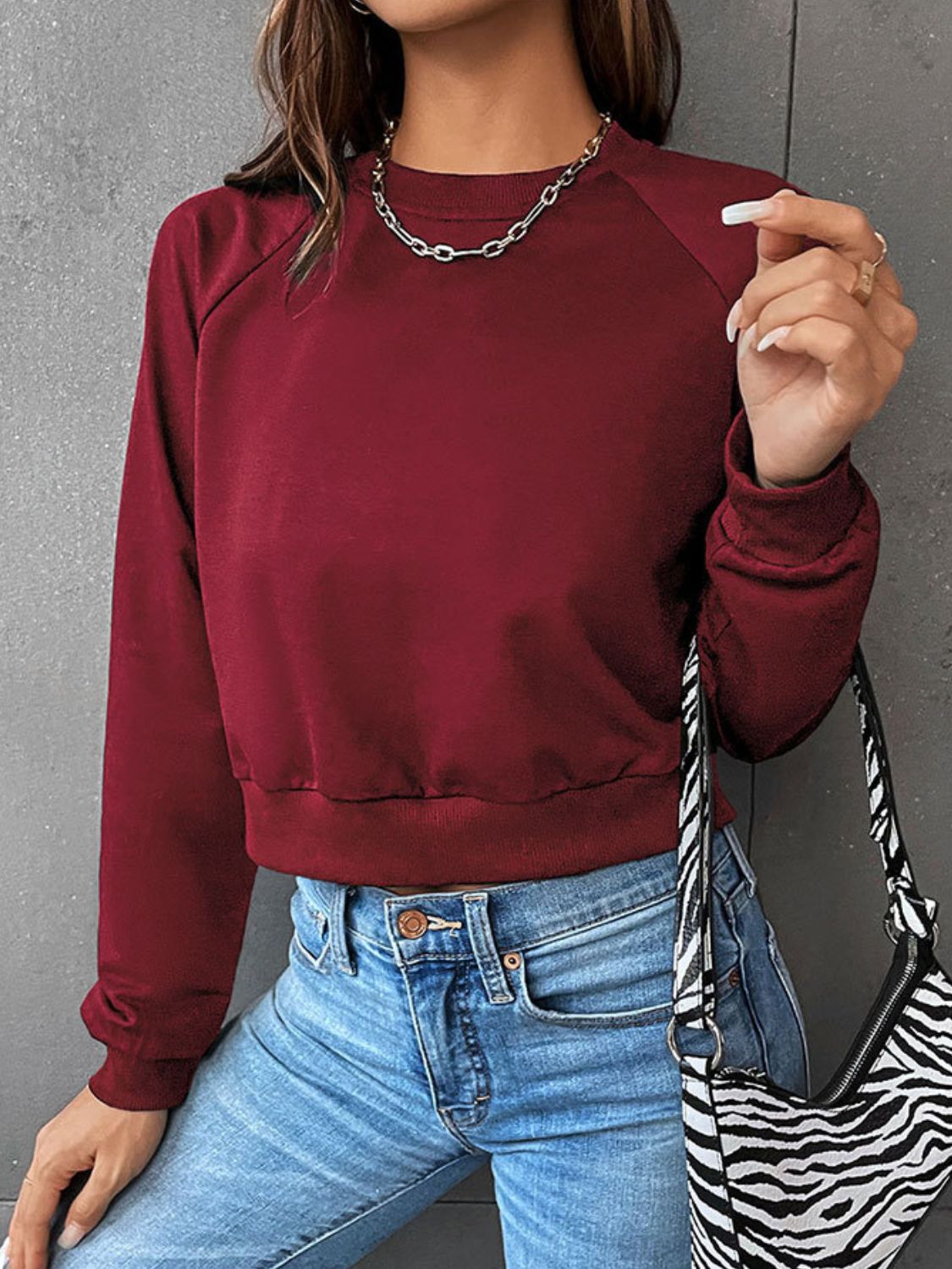 Women's Cropped Raglan Sweatshirt with Crew Neck and Ribbed Edges - Sporty Pullover for Everyday Wear, Leisure and Casual Style