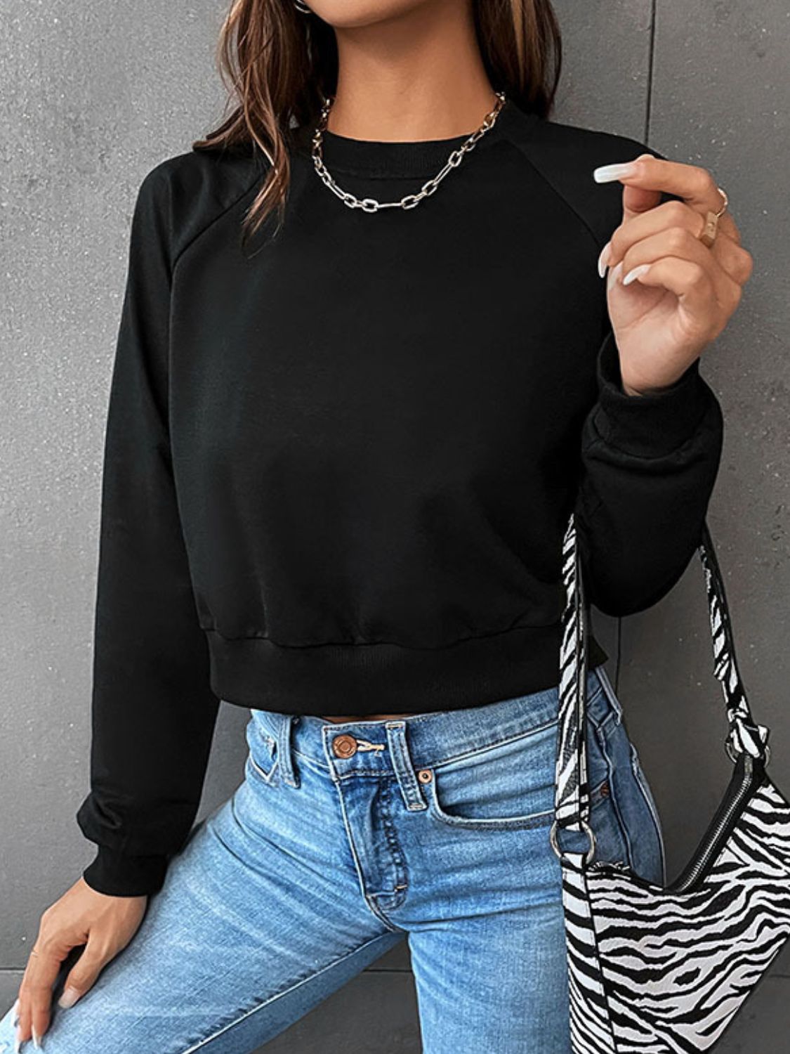 Women's Cropped Raglan Sweatshirt with Crew Neck and Ribbed Edges - Sporty Pullover for Everyday Wear, Leisure and Casual Style