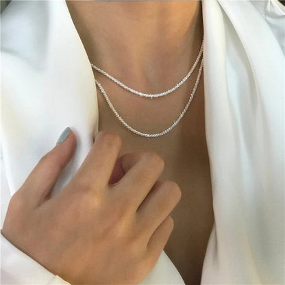 Damski elegancki, błyszczący naszyjnik z delikatnym, ekskluzywnym łańcuszkiem – stylowa biżuteria na co dzień i na wyjątkowe okazje