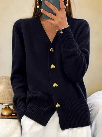 Dame Strikket Cardigan Med Hjerteformede Knapper Og V-hals – Elegant Og Feminin Strik Til Hverdagsbrug Og Lag-på-lag Styling