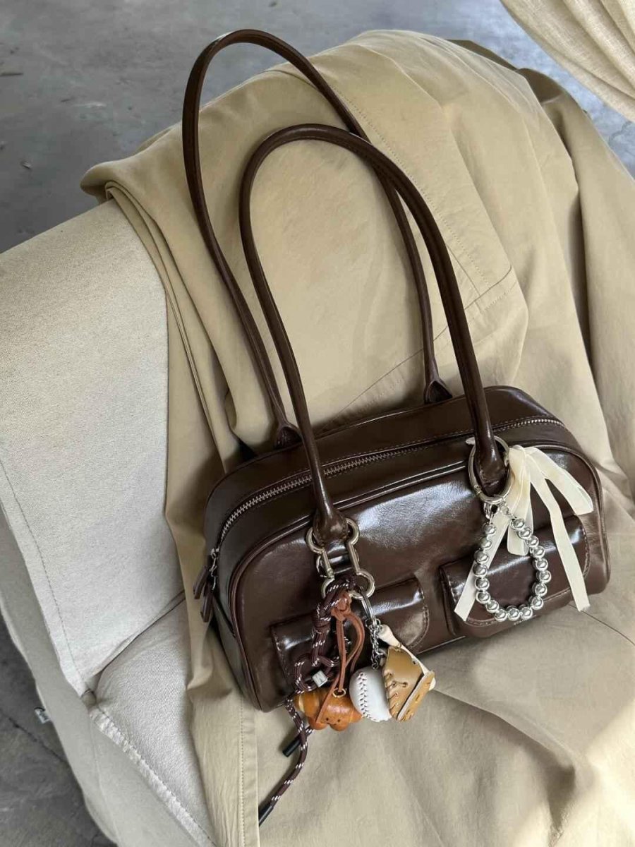 Bolso de hombro vintage para mujer con diseño texturizado, cierre de cremallera y asas largas - Elegante bolso de mano con colgantes decorativos para el día a día