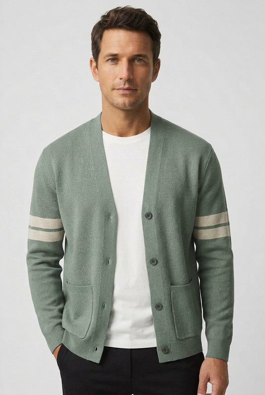 Cardigan bărbătesc tricotat cu dungi, decolteu în V, închidere cu nasturi și buzunare aplicate – articol tricotat elegant pentru purtare zilnică, muncă și ținute smart casual în straturi