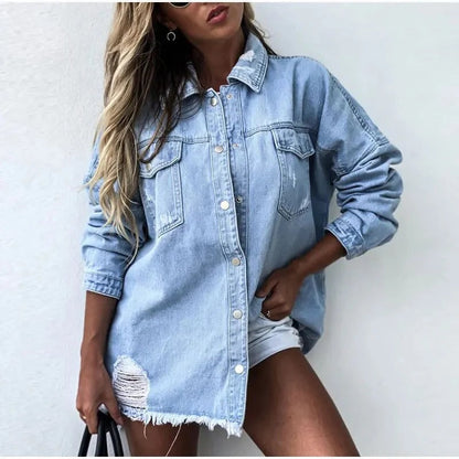 Dámská oversized dlouhá džínová bunda s obnošenými detaily, zapínáním na knoflíky, náprsními kapsami a nezačištěným lemem – moderní košilová bunda pro každodenní nošení a uvolněný ležérní styl