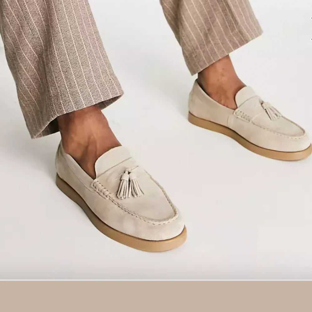 Męskie mokasyny z zamszu z frędzlami, fasonem mokasynów i gumową podeszwą - stylowe buty wsuwane do noszenia na co dzień, do pracy i w stylu swobodnej elegancji