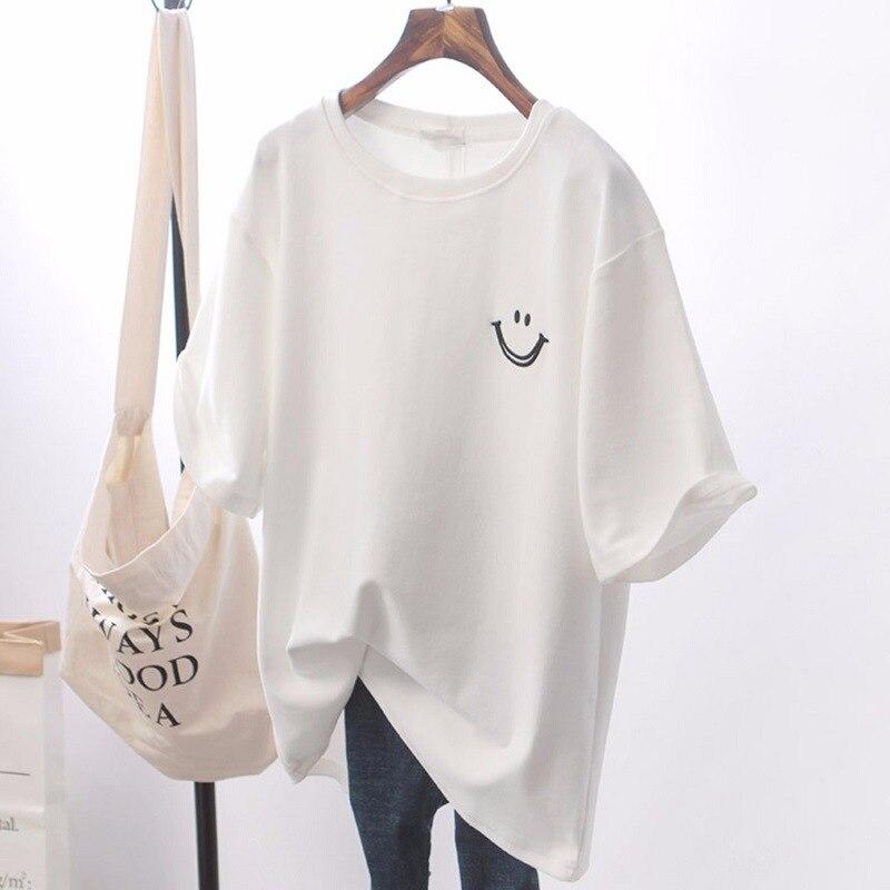 Damski oversize’owy T-shirt z nadrukiem uśmiechniętej buźki i okrągłym dekoltem – luźna bluzka z krótkim rękawem na lato i na co dzień