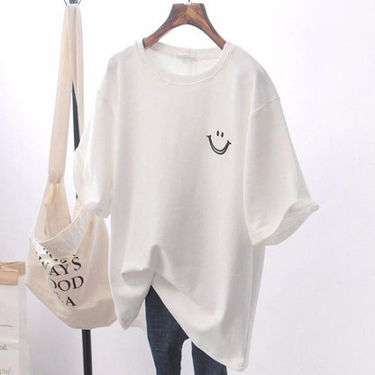 Damski oversize’owy T-shirt z nadrukiem uśmiechniętej buźki i okrągłym dekoltem – luźna bluzka z krótkim rękawem na lato i na co dzień