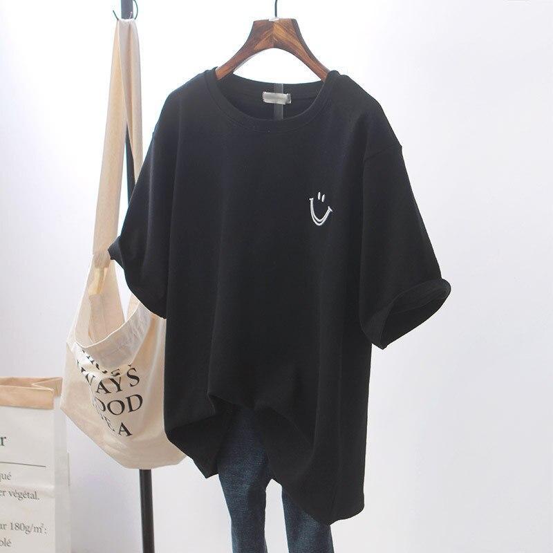 Damski oversize’owy T-shirt z nadrukiem uśmiechniętej buźki i okrągłym dekoltem – luźna bluzka z krótkim rękawem na lato i na co dzień