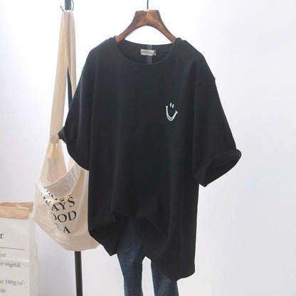 Damski oversize’owy T-shirt z nadrukiem uśmiechniętej buźki i okrągłym dekoltem – luźna bluzka z krótkim rękawem na lato i na co dzień