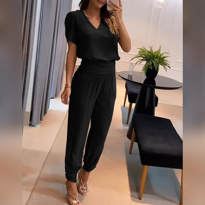 Damski wzorzysty kombinezon z dekoltem w serek, wiązanym paskiem i szerokimi nogawkami – swobodny strój na co dzień, wakacje, czas wolny i w stylu smart casual
