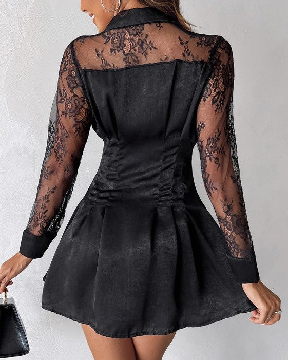 Rochie mini pentru dame cu panouri din dantelă și închidere cu nasturi în față