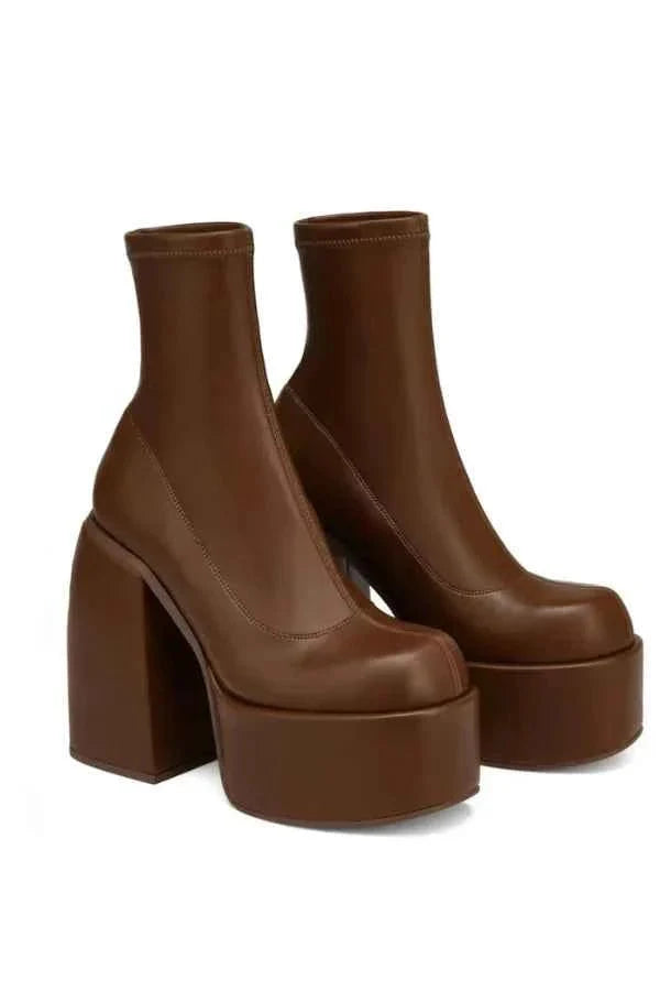 Damskie botki na platformie – masywne botki z grubym obcasem klockowym i wysoką platformą do wyrazistych miejskich stylizacji i eleganckich wieczorowych outfitów