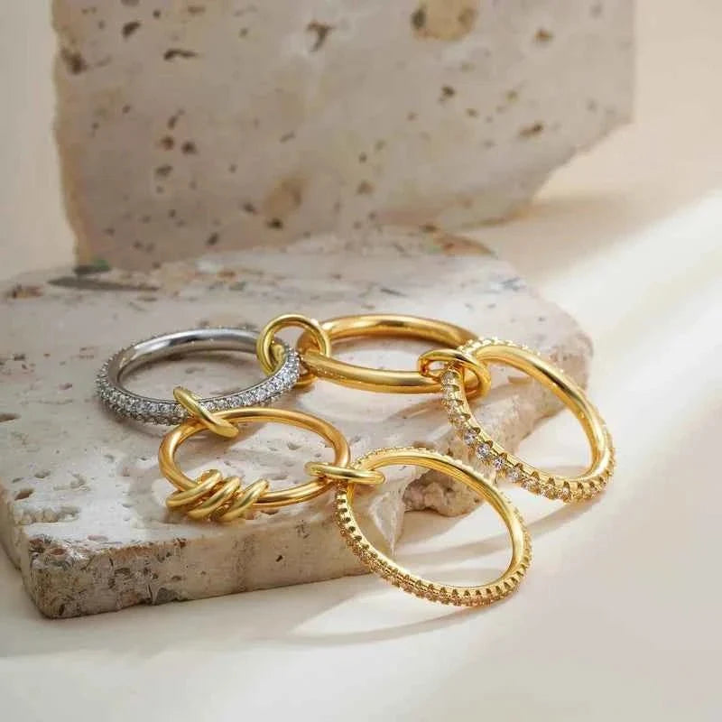 Anillo para mujer de plata de ley chapada en oro con piedras engastadas en pavé - Elegante anillo llamativo para el día a día y ocasiones especiales