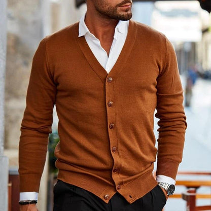 Męski kardigan z dekoltem w serek i zapięciem na guziki – klasyczny sweter na co dzień, do biura, na czas wolny i w stylu smart casual