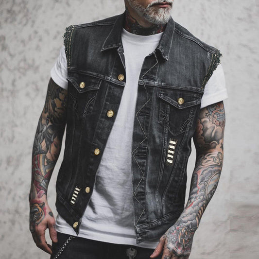Vestă biker din denim prespălat pentru bărbați, fără mâneci, cu margini nefinisate și buzunare la piept – vestă trucker distinctivă pentru ținute de zi cu zi, timp liber și stil casual