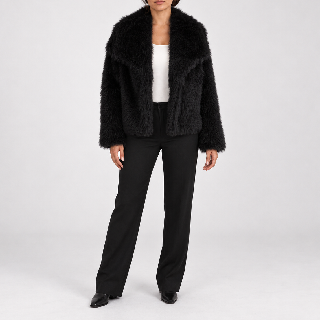 Women's short winter jacket in soft faux fur with wide lapels - Elegant outerwear for cold days and stylish evening outfits