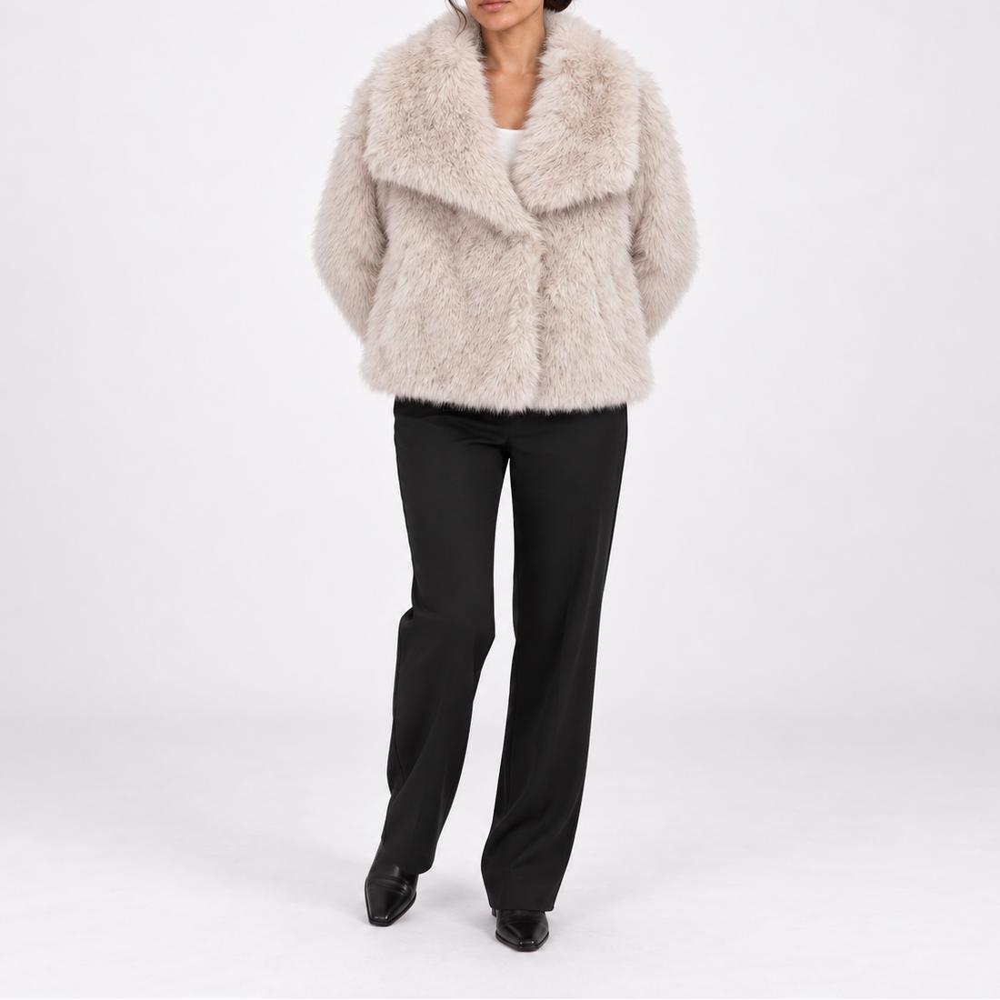 Women's short winter jacket in soft faux fur with wide lapels - Elegant outerwear for cold days and stylish evening outfits