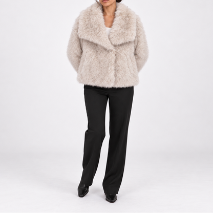 Women's short winter jacket in soft faux fur with wide lapels - Elegant outerwear for cold days and stylish evening outfits