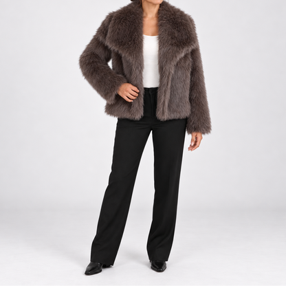 Women's short winter jacket in soft faux fur with wide lapels - Elegant outerwear for cold days and stylish evening outfits