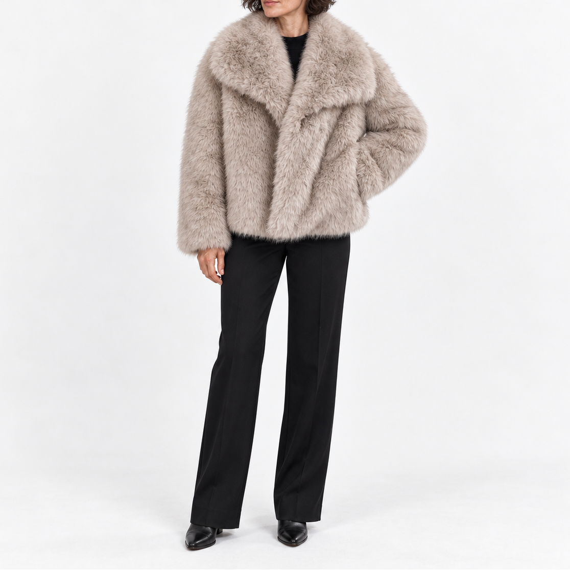 Dámská krátká zimní bunda z umělé kožešiny s oversized klopami – měkká a elegantní bunda do chladných dnů a na stylové večerní outfity